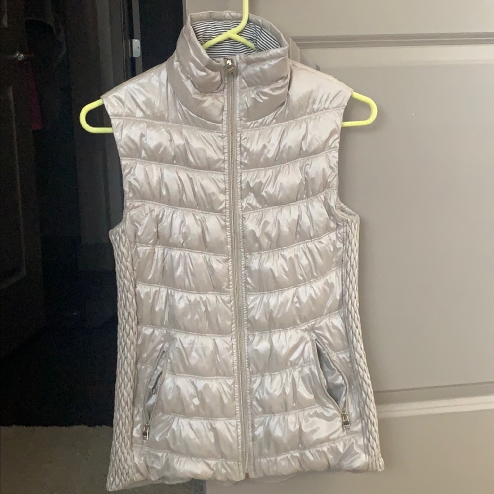 Down vest in gold
